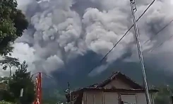 Merapi MuntahkaAwan Panas, Hujan Abu Vulkanik Landa Sejumlah Wilayah di Jawa Tengah